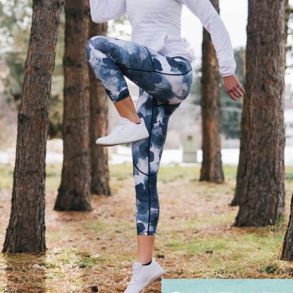 Zyia blue floral Capri size 4